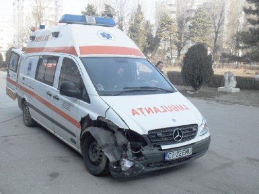 O ambulanţă a fost avariată în timp ce transporta un pacient la spital